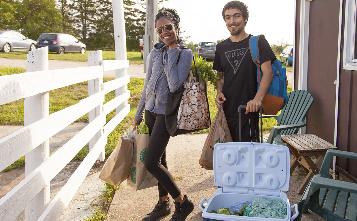 couple buys local produce at Albion Hills Community Farm