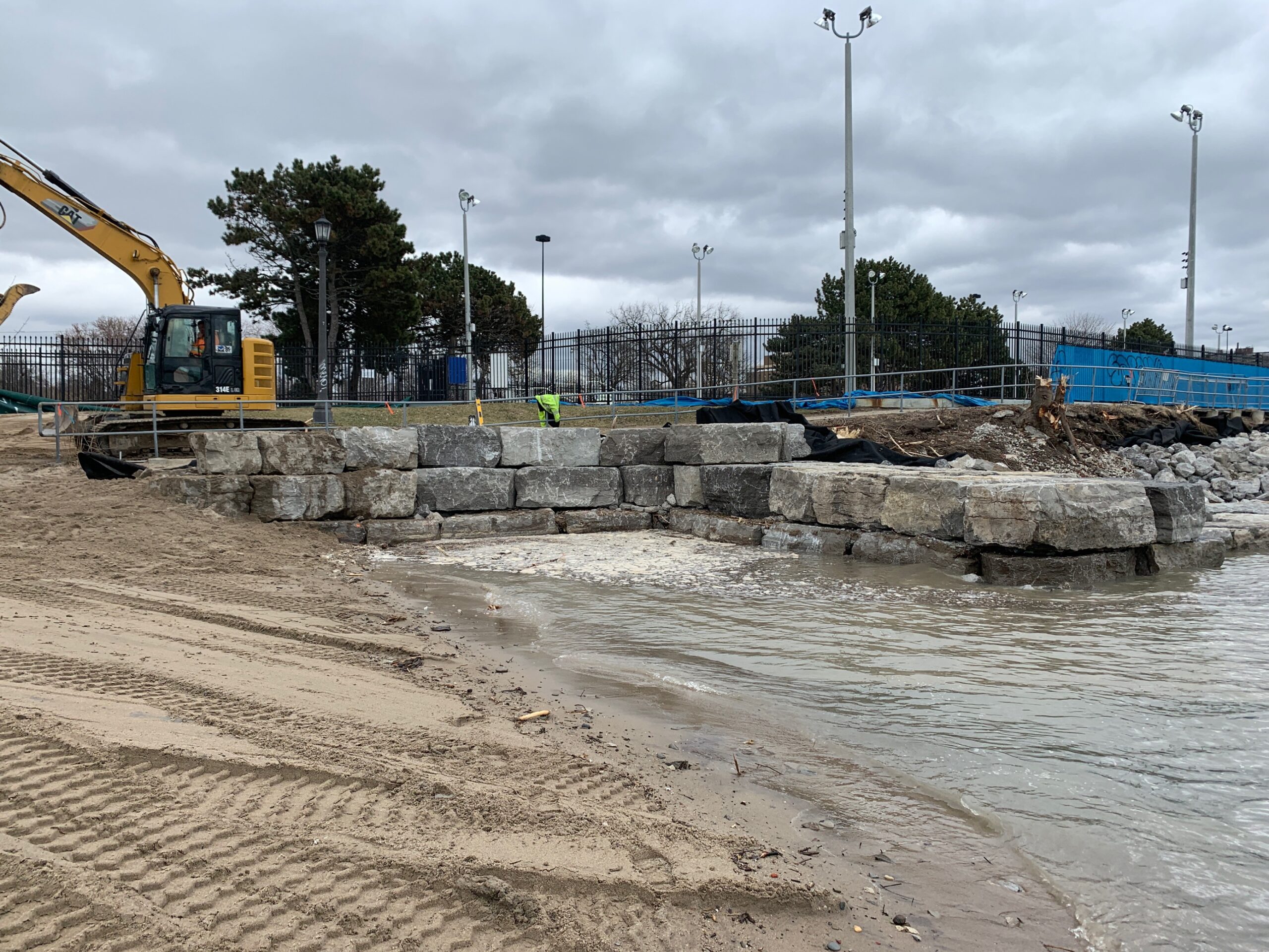 Floating dock and dredged section at west limit of the structure