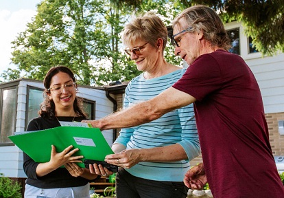 a SNAP team member conducts a free climate ready homes consultation with neighbourhood homeowners