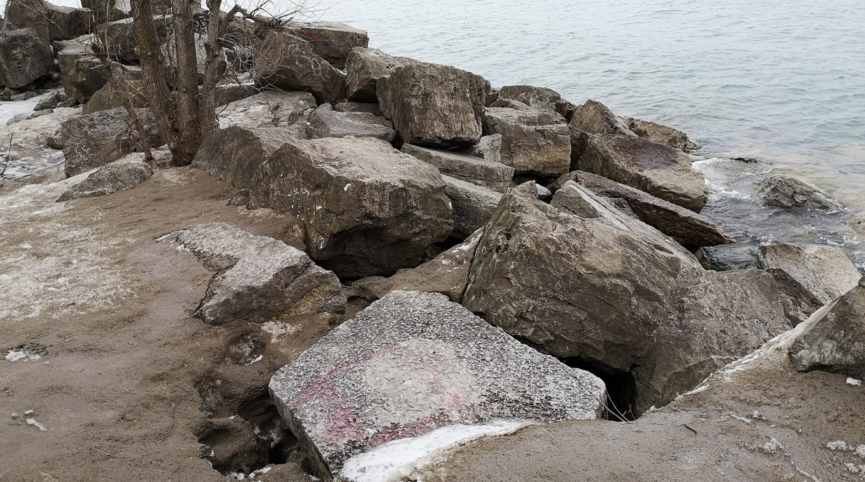 Backshore erosion and displacement of material on the north headland